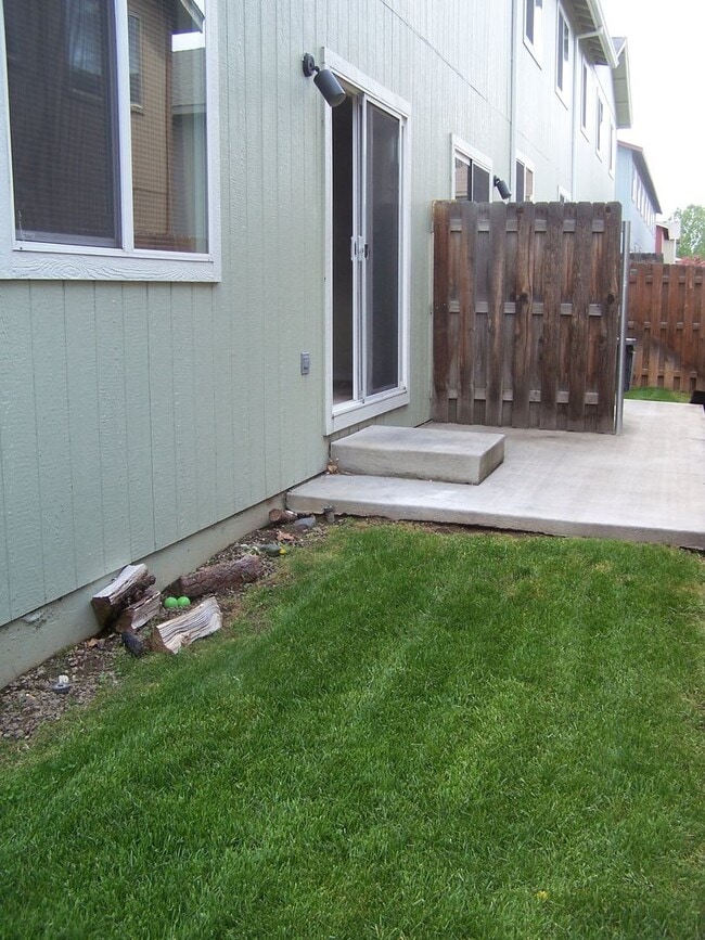 Building Photo - 3 Bed/2.5 Bath Townhome Style Unit in SW Bend - Attached Garage