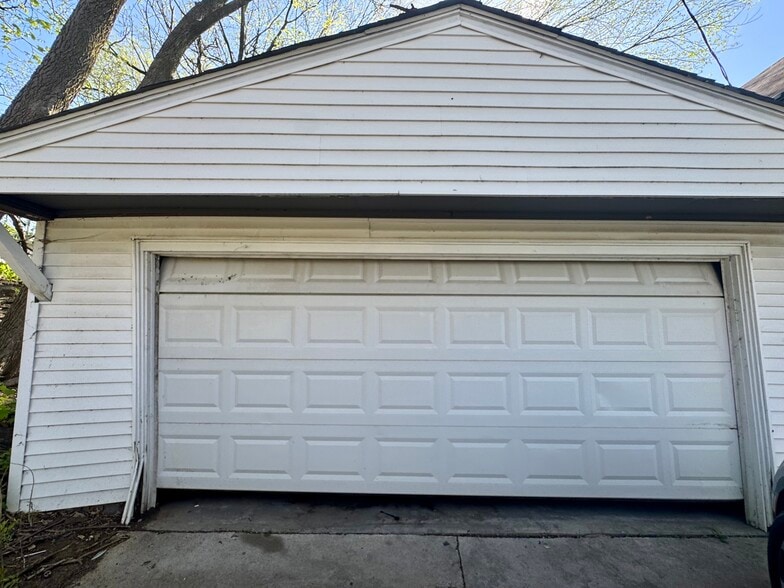 Building Photo - 616 E 6th St