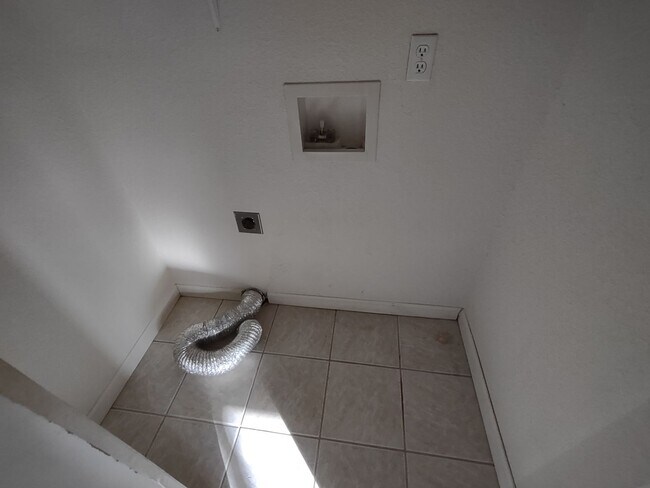 Building Photo - ALL PROSPECTIVE TENANTS MUST SUBMIT A $58 NON-REFUNDABLE APPLICATION FEE PER APPLICANT ONLINE AND...