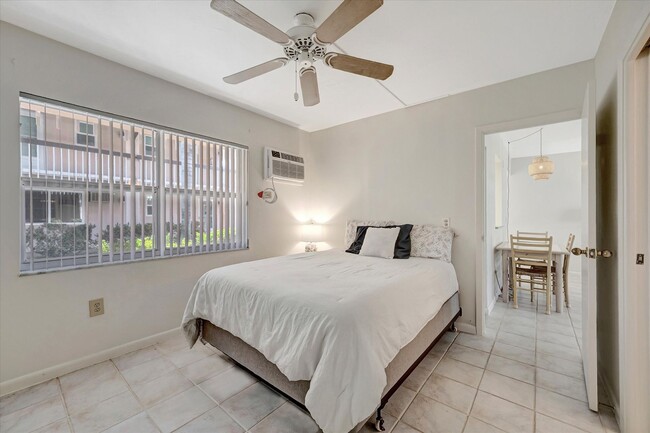 Building Photo - Make this your Island Home ! -NICE One bed...