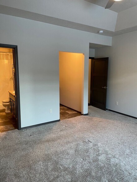 Building Photo - 5703 S Plainside Pl