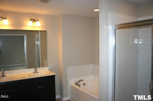 Building Photo - 805 Keystone Park Dr