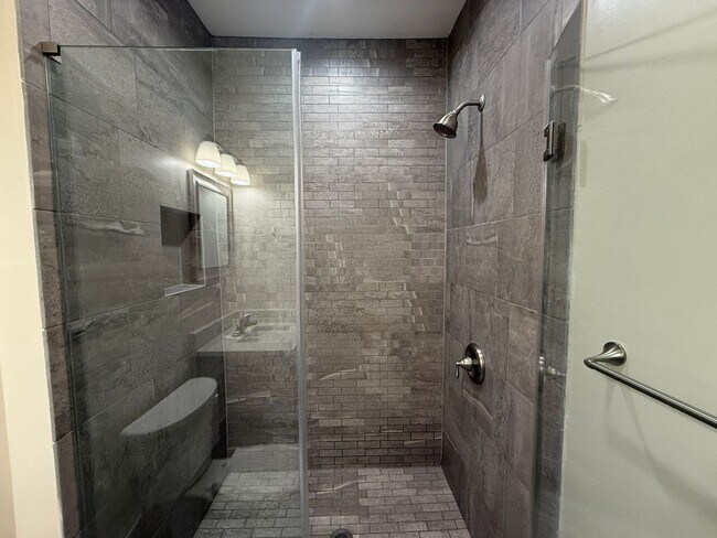 Building Photo - Newly Renovated Townhome in Philadelphia