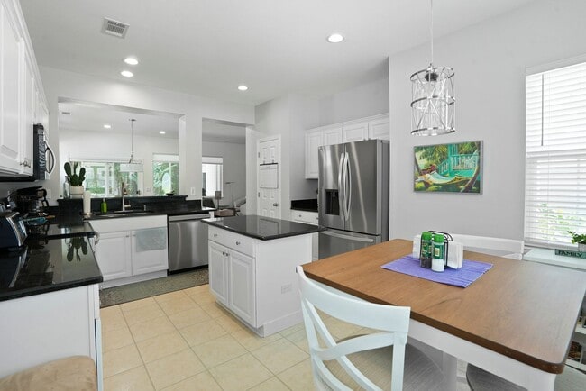 Building Photo - 211 Hampton Cir