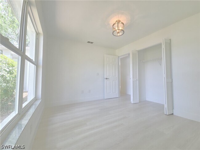 Building Photo - 687 Grove Dr