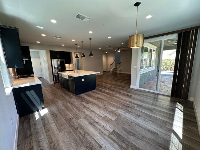 Building Photo - Stunning 4 Bedroom, 3 Bath Mountain House Home