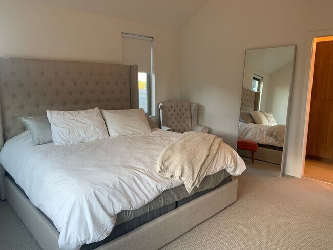 Building Photo - Capital Hill Row House ! 3 bed, 3 bath 194...
