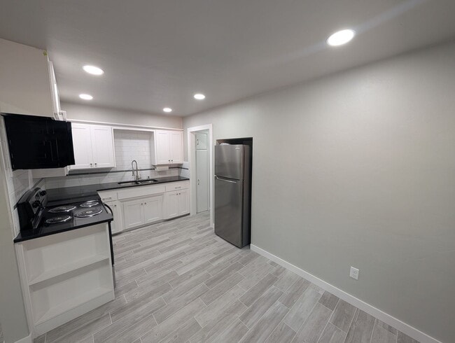 Building Photo - Remodeled luxury 1 bedroom, 1 bath house i...