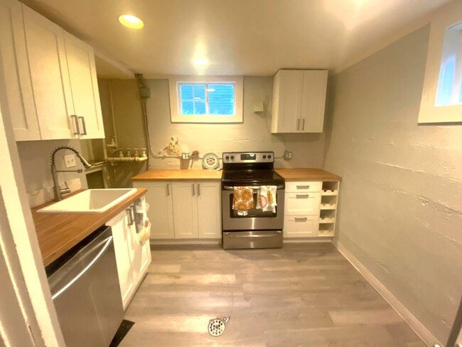 Building Photo - Spacious living in this renovated vintage ...