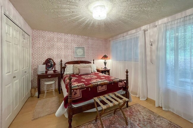 Building Photo - Fully Furnished Home