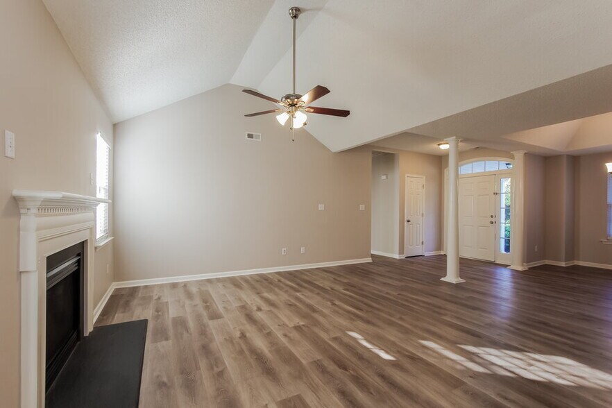 Building Photo - 4020 River Falls Dr