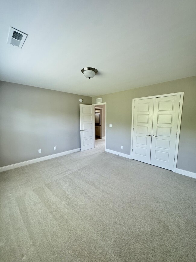 Building Photo - 290 Manitoba Ln