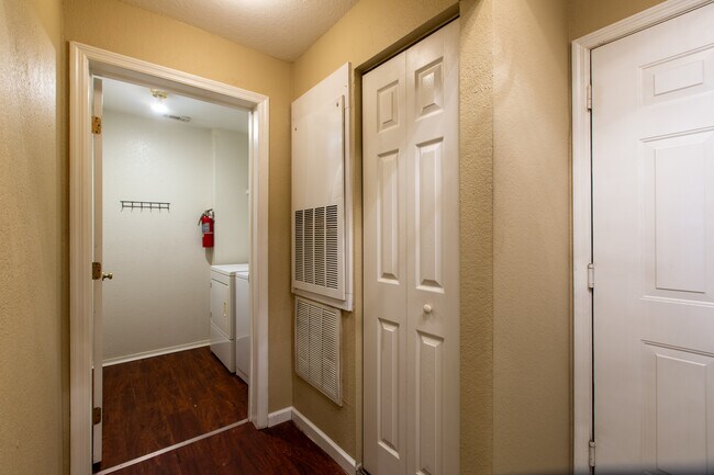 Building Photo - 13810 Sutton Park Dr N