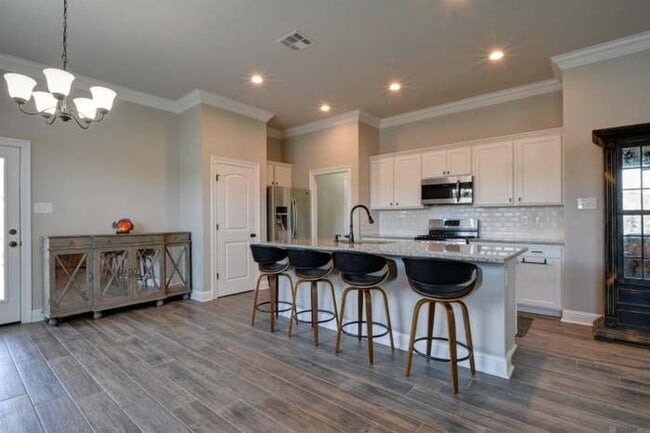 Building Photo - 6151 Lake Edge Dr