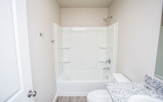 Building Photo - 2005 Kenwood Ave