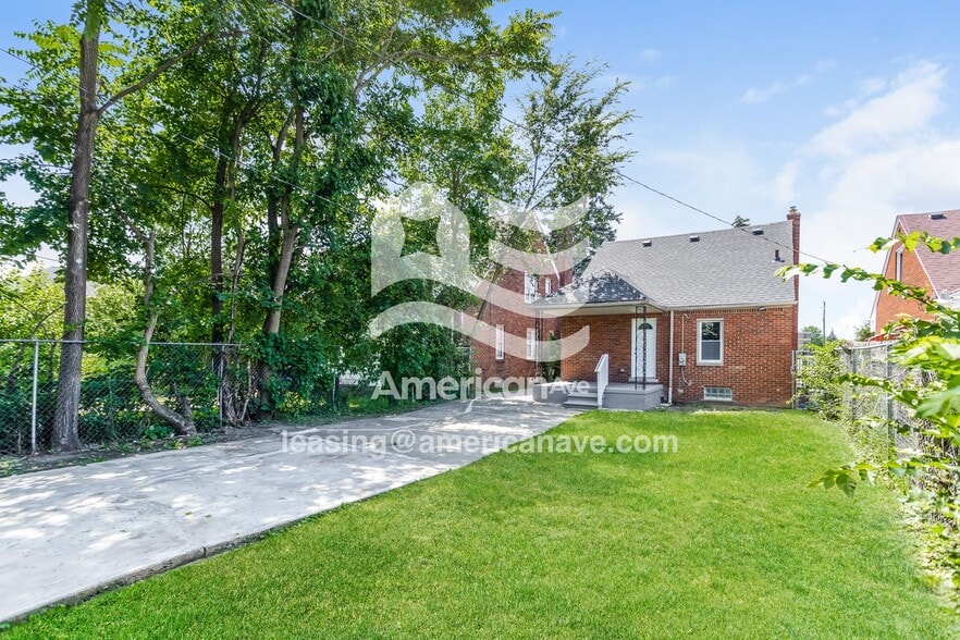 Building Photo - 16246 Fairfield St