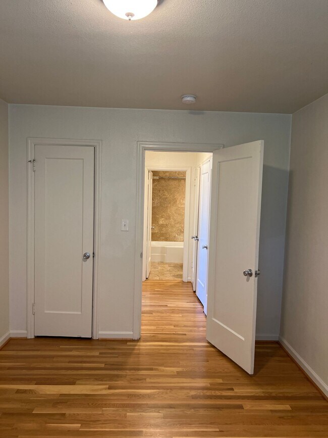 Building Photo - Quaint Cottage Style 1 Level 1 BR in 4-ple...