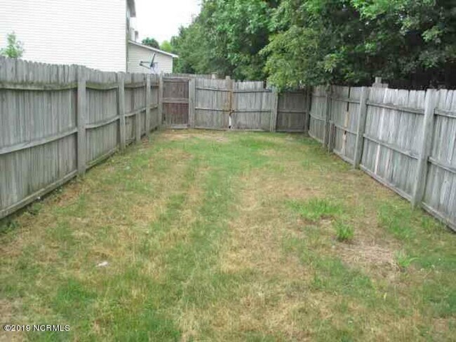 Building Photo - Townhome Minutes to Camp Lejeune