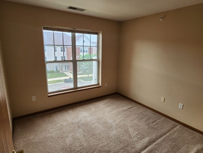 Building Photo - 2 bed 2 bath Kenosha condo