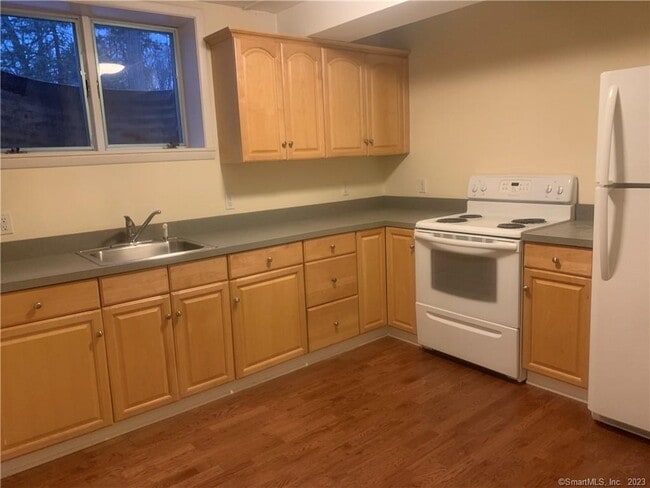 Building Photo - 950 Rock Rimmon Rd