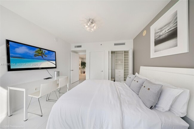 Building Photo - 495 Brickell Ave