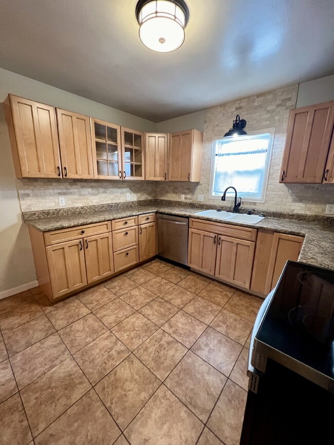 Building Photo - Great Home Close to CFD!