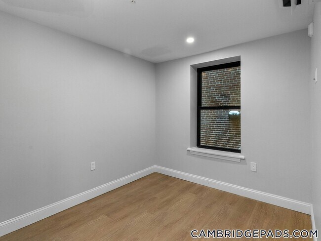 Building Photo - 1576 Cambridge St