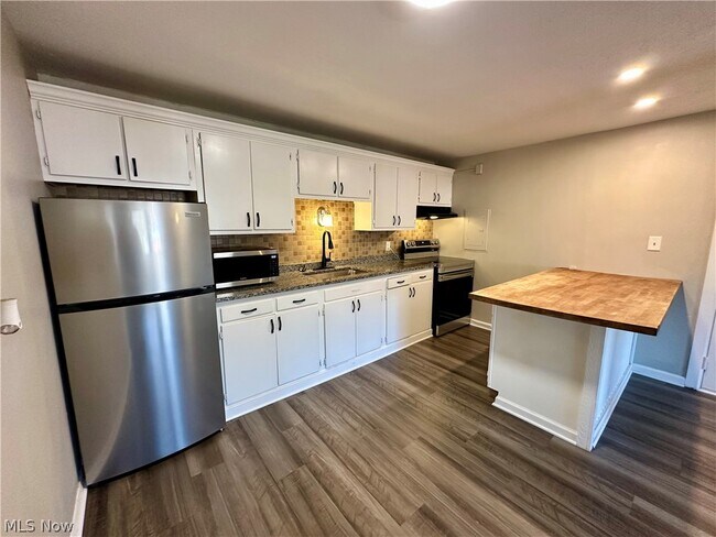 Building Photo - 676 S Shore Ct