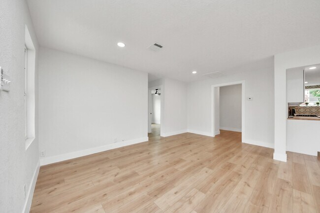 Building Photo - 501 Schilling Ave