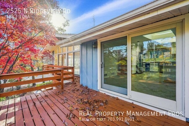 Building Photo - 2525 N Ridgeview Rd