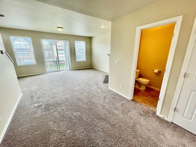 Building Photo - ? Newly Reduced Price & Half-Month Rent Mo...