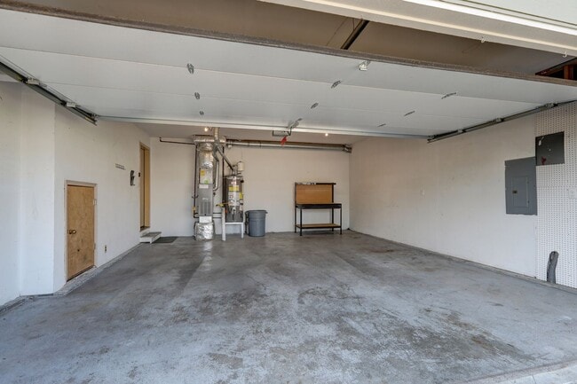 Building Photo - Immaculate, Sunny and Bright 4 Bedroom/2.5...