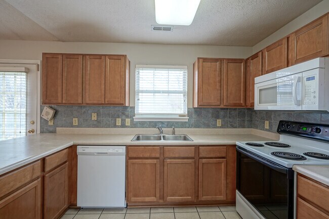 Building Photo - 14931 Silver Thorne Way