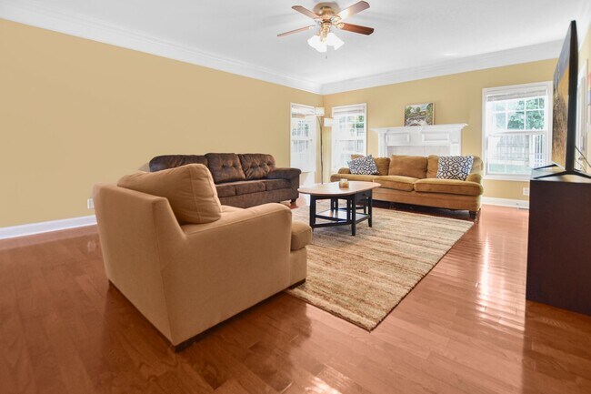Building Photo - Pet Friendly Four Bedroom with Bonus!