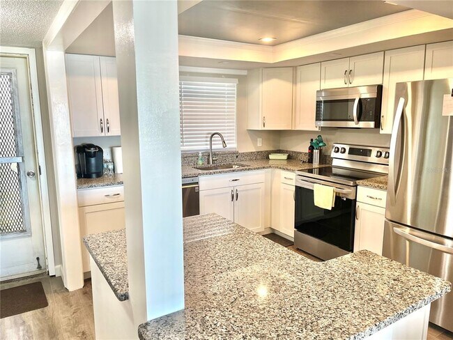 Building Photo - 4550 Cove Cir