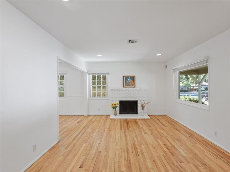 Building Photo - 15460 Sylvan St