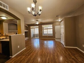 Building Photo - Beautiful Townhome - Great Location - Gara...