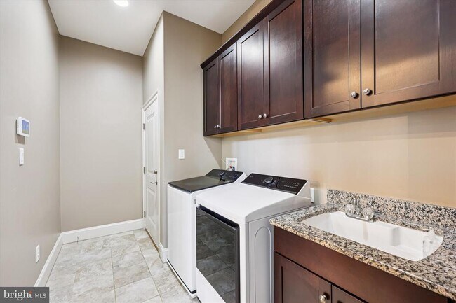 Building Photo - 448 Salk Cir