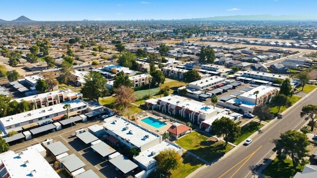 Building Photo - Beautiful 3-Bedroom Townhome in Northern Manor West