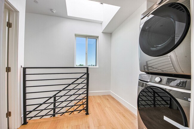 Building Photo - 2851 S Victoria Ave