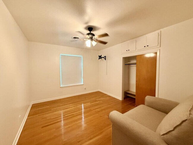 Building Photo - 3807 Longridge Dr