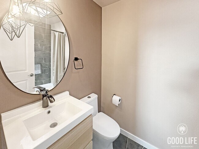 Building Photo - Spacious 2 BD- 2 BA Condo w/ Large Private Balcony, AC, and In-Unit W/D!