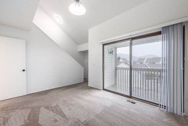Building Photo - Conveniently Located Racquet Club Condo