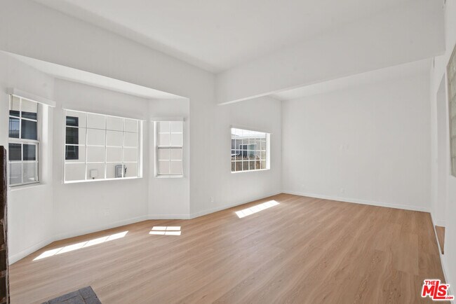 Building Photo - 2619 Carmona Ave