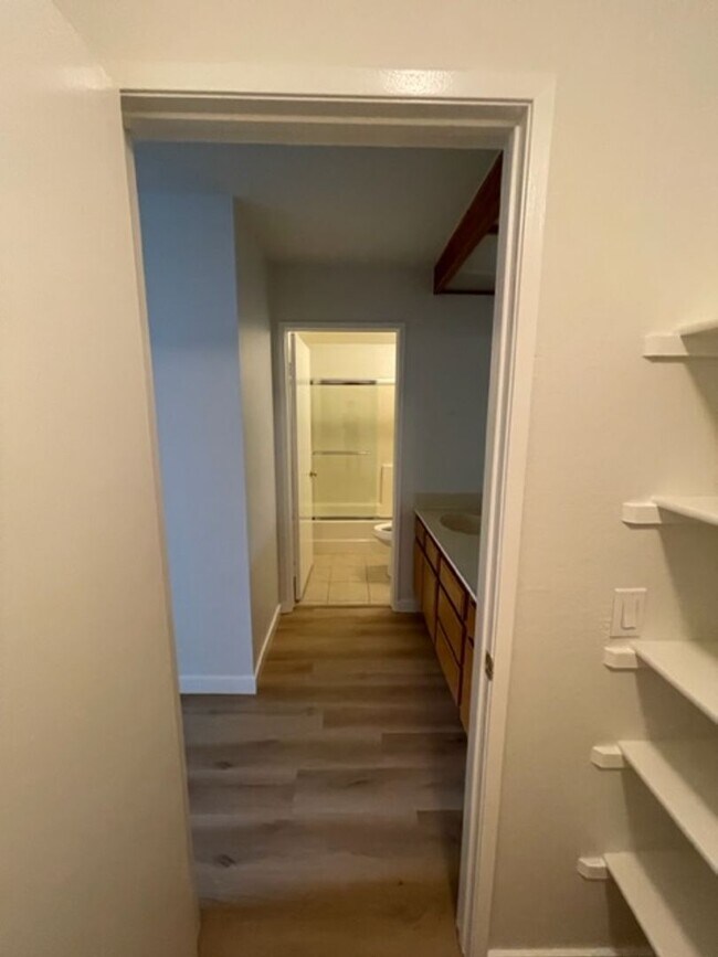 Building Photo - Large 2 Bedroom, 2 Bath Condo with 2 Parki...
