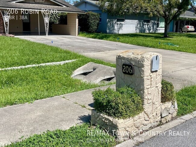 Building Photo - 206 Robin Rd