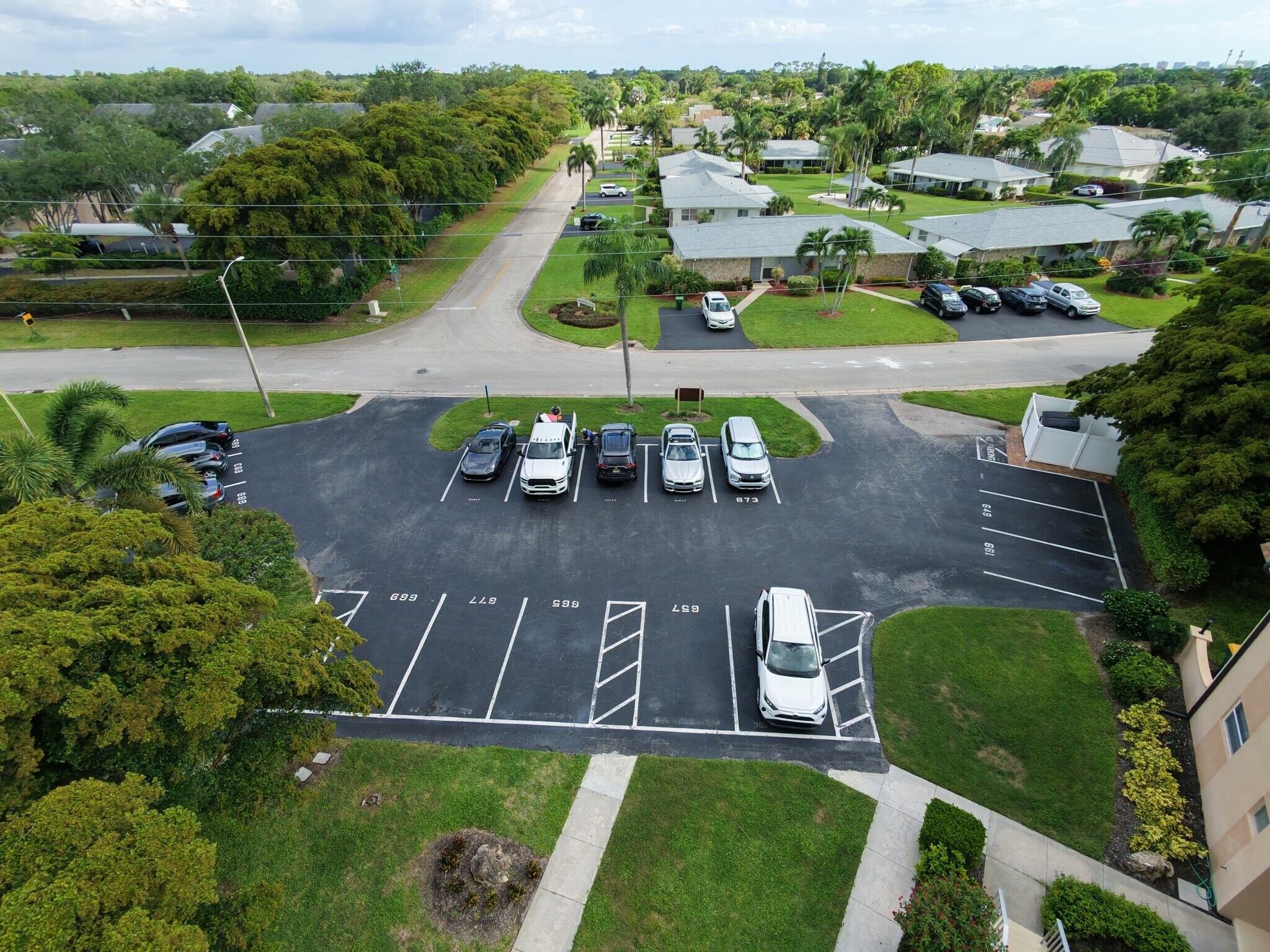 Building Photo - 665 Palm View Dr