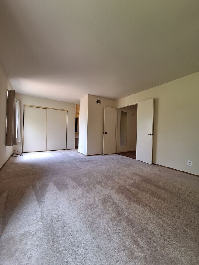 Building Photo - Spacious 4bd Tri-Level Home w/Central Heat...