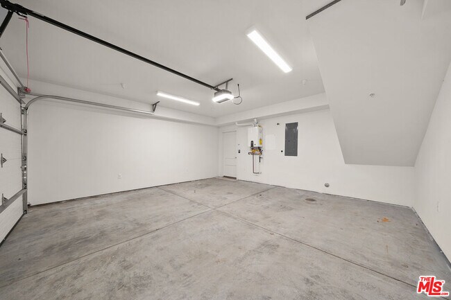 Building Photo - 1202 N Orange Grove Ave