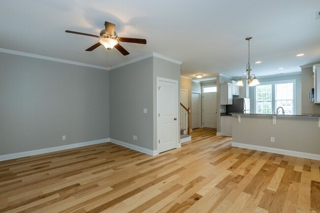 Building Photo - 3 bedroom/2.5 Bath End Unit Townhome in Ho...